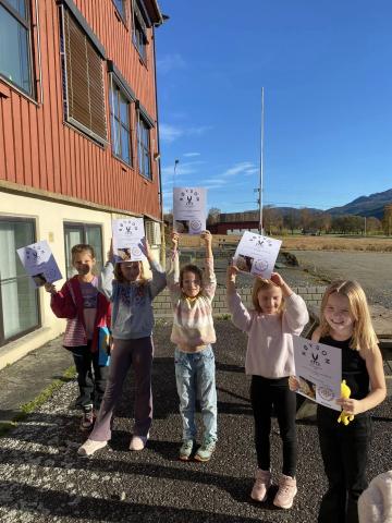 Diplom er kjekt å få etter at ein har lært seg å sy. Her er stolte born i Halsa.