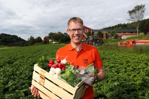 Gustav Myraune leverar ferske grønsaker til byfolket i Trondheim. Foto: Leif Arne Holme