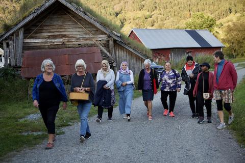 Har dSand Bygdekvinnelag har samla seg for tur. Foto: Inger Lise Bjelland. 