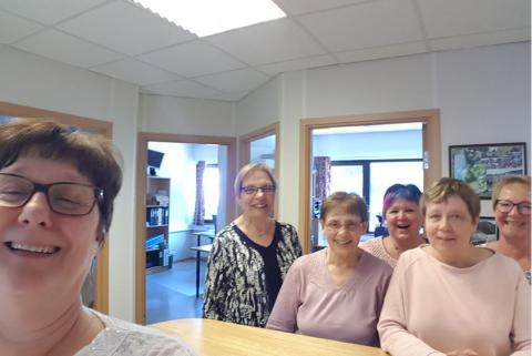 FRÅ VENSTRE: Leiar Jenny Myklebust, styremedlem Turid Kvaale, nestleiar Bodil Bjørlo Takle, (bak) styremedlem Ingvild Johansen, Reidun Brynstad 1. vara og med kamera skrivar Jenny Norunn W. Nordal. 