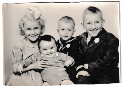 6-årige Grethe med tre søsken hos fotograf. De gledet seg alltid veldig til jul, med varme tradisjoner og familiehygge. Seks år etter at dette bildet ble tatt,  kom minstebror til verden. Foto: Privat.
