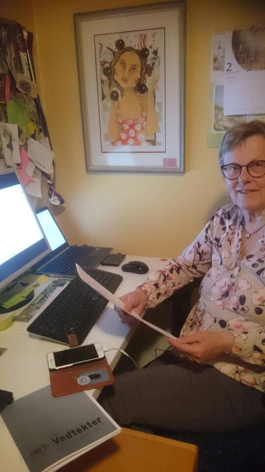 Ingrid Grene Henriksen leder Akershus Bygdekvinnelag 2019, holder stand på telefonårsmøte