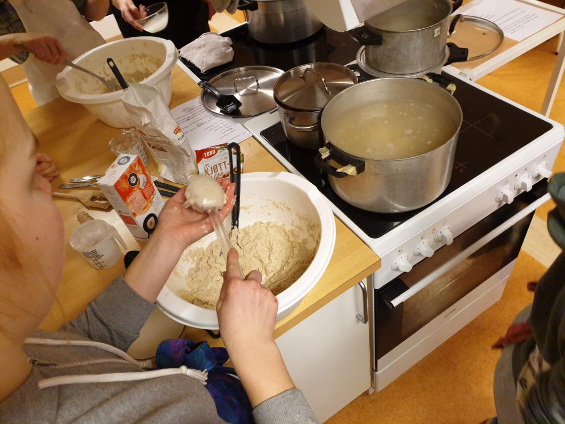 Ballen legges i gryta