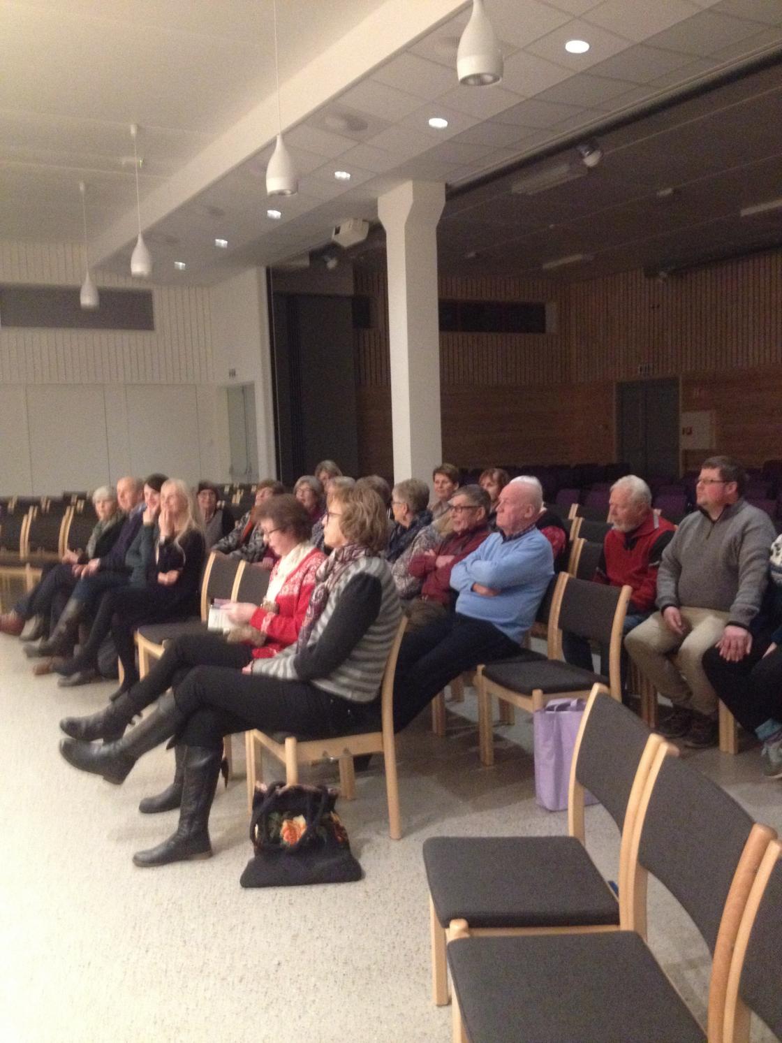 Vi lytter til redegjørelse om kirken og dens tilblivelse.