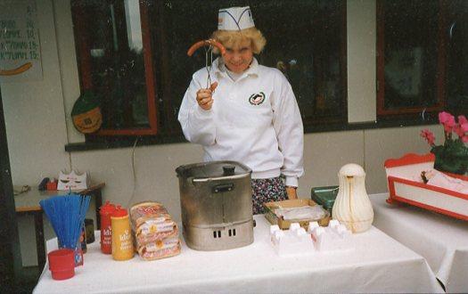 Og Torunn B Solberg frister med varme pølser