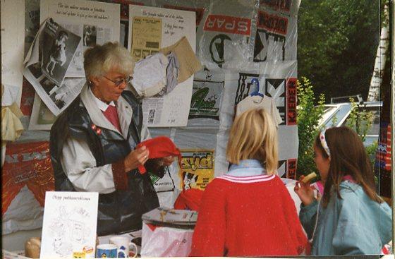 Ellen-Marie Rønningen forteller til et lydhørt publikum