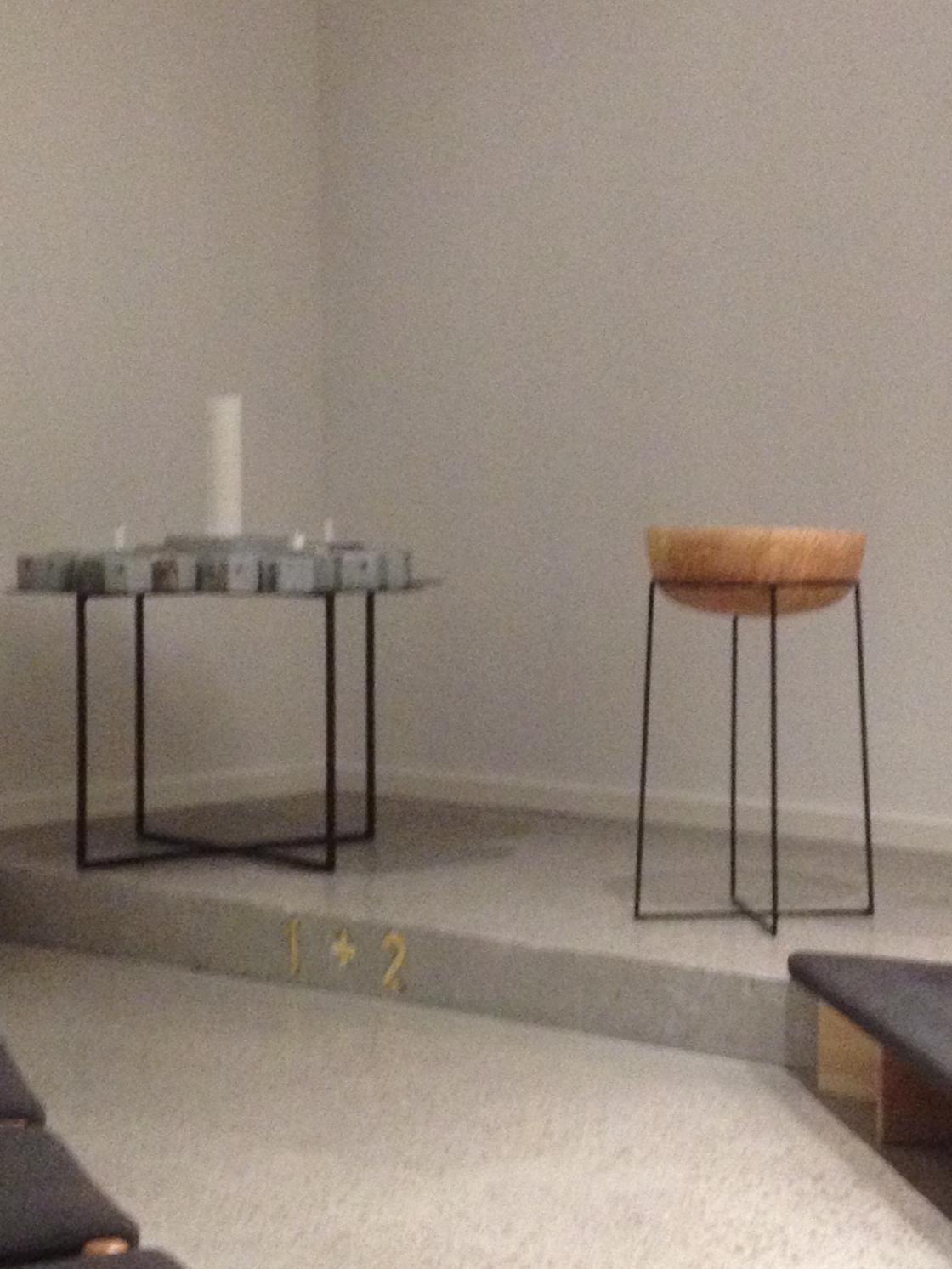 Døpefont. Det er lys i stenene som kan tennes og plasseres foran alteret.