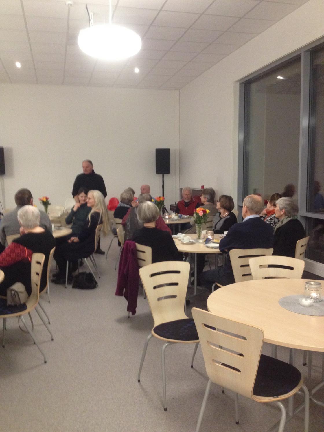 Vi drikker kaffe i et stort, lyst lokale som vil benyttes til arrangementer.