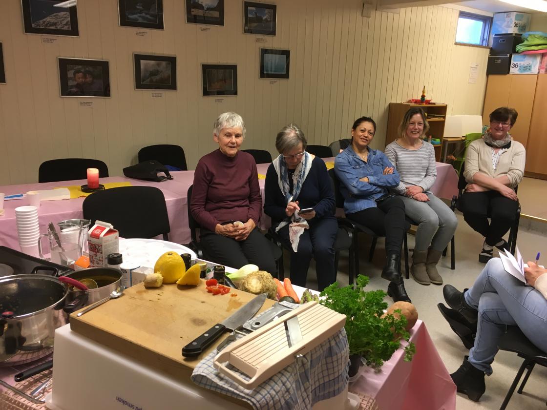 Damen noterer flittig....