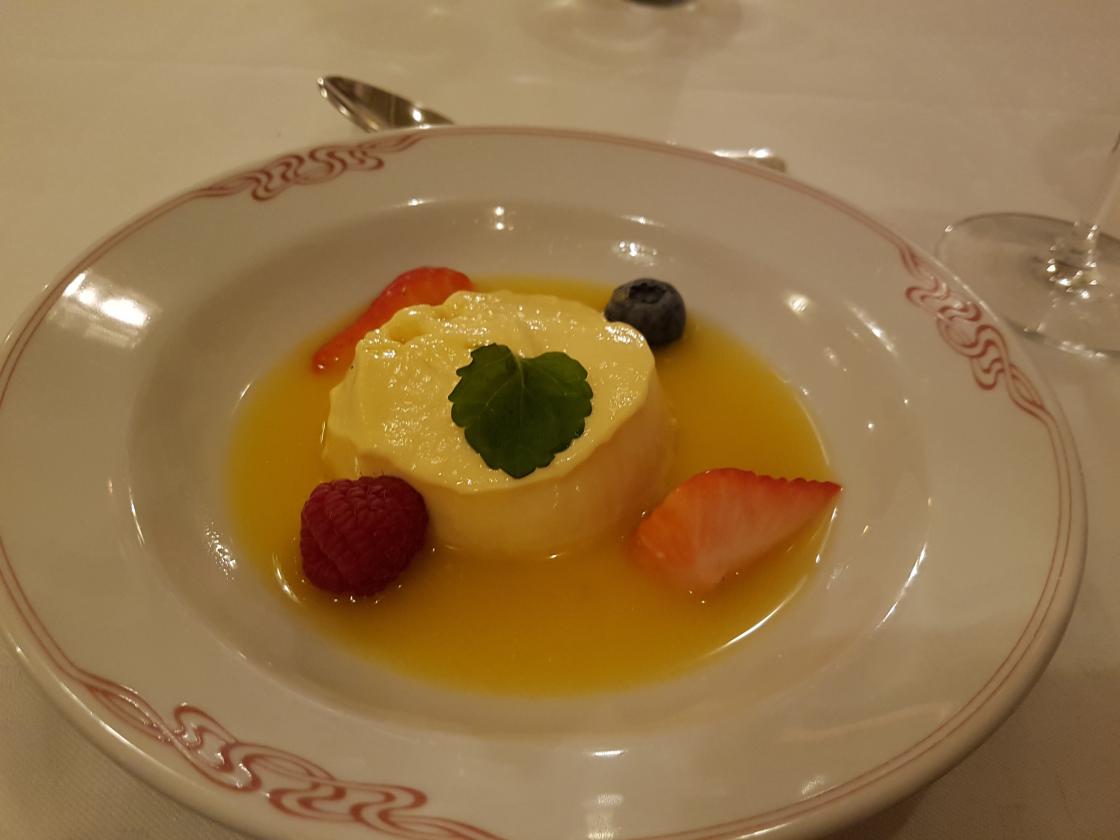 Pasjonsfruktkrem med bær. Foto: Linda M. Gusland.