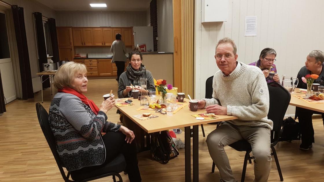 Torunn B Solberg, Ingvild Stomsvik og Niels Geelmuyden. Anne Berit Finden og Randi Sveberg i bakgrunnen.