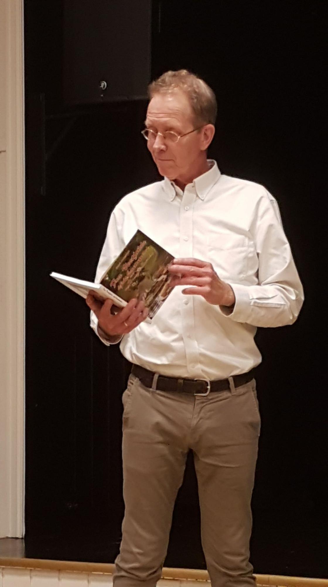 Niels fikk boka Fra Vestfolds Spiskammers som en hilsen fra Hillestad bygdekvinnelag