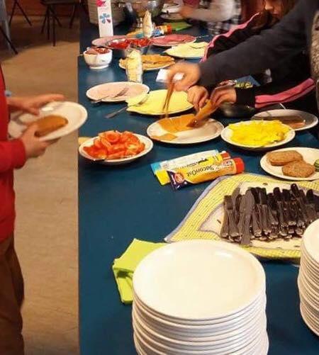 Ivrige elever ved påleggsbordet