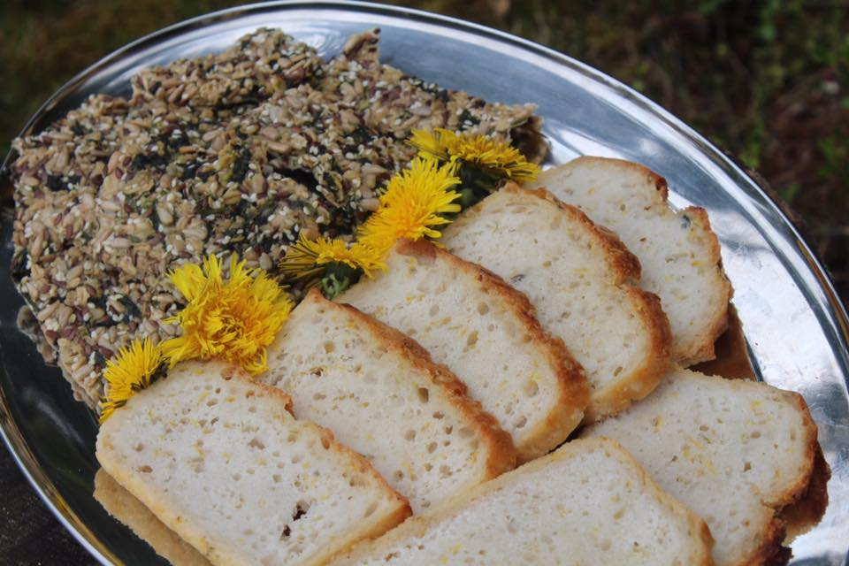 Speltbrød med bjørkesevje og løvetann. Knekkebrød med brennesle.