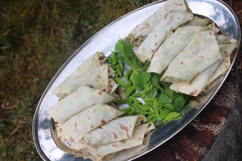 Lefser med skogsyrepesto eller granskuddpesto,philadelfiaost og skinke