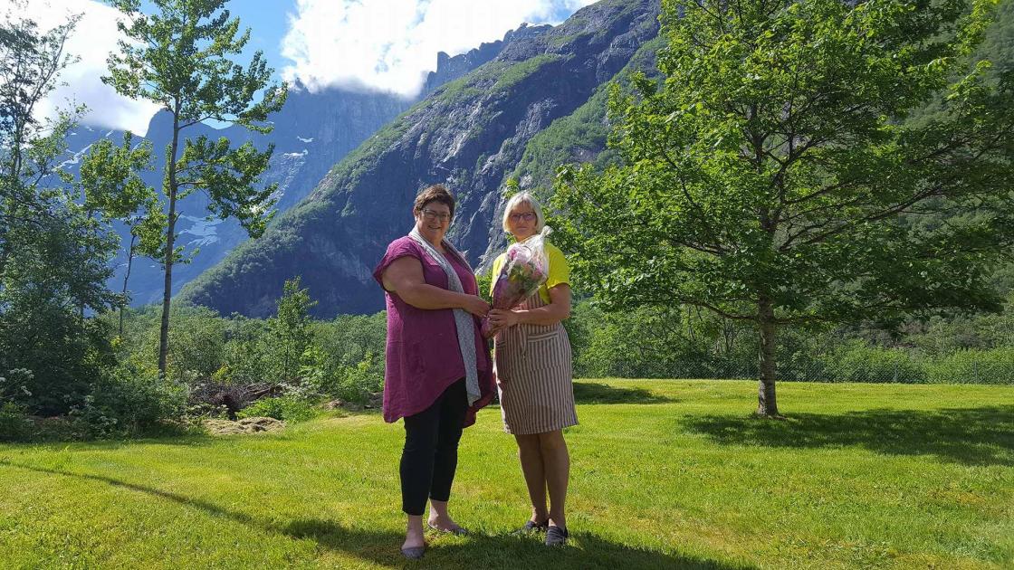Fylkesleder overrekker blomster til Solveig Brøste Sletta
