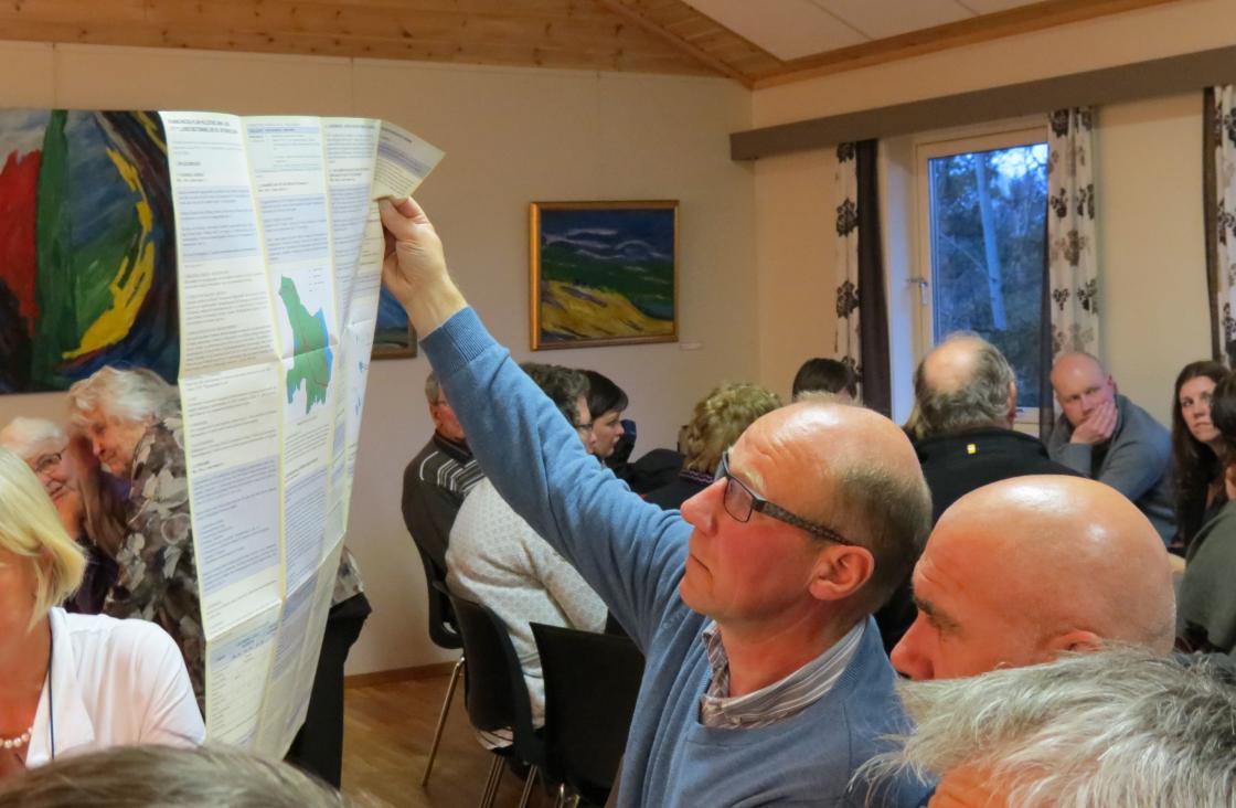 Leif Ness m.flere studerer kommunedelplanen