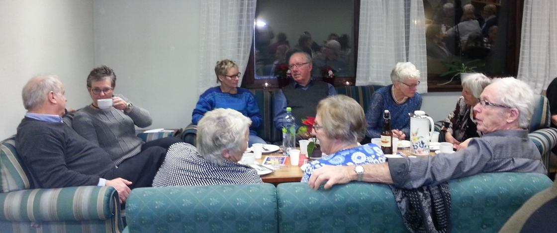 Anne Lise og Sæming Rustad (med ryggen til), Hanna- Marie Hillestad i prat med Turid Næss og bakerst t.v. Kristoffer Næss