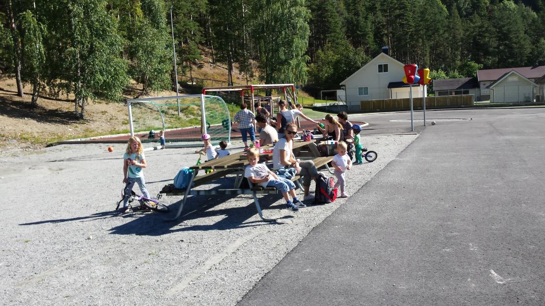 Full aktivitet på skuleplassen!