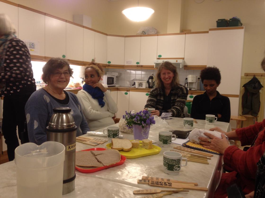 Mat og prat saman med flyktningkonsulent og to nye landsmenn.