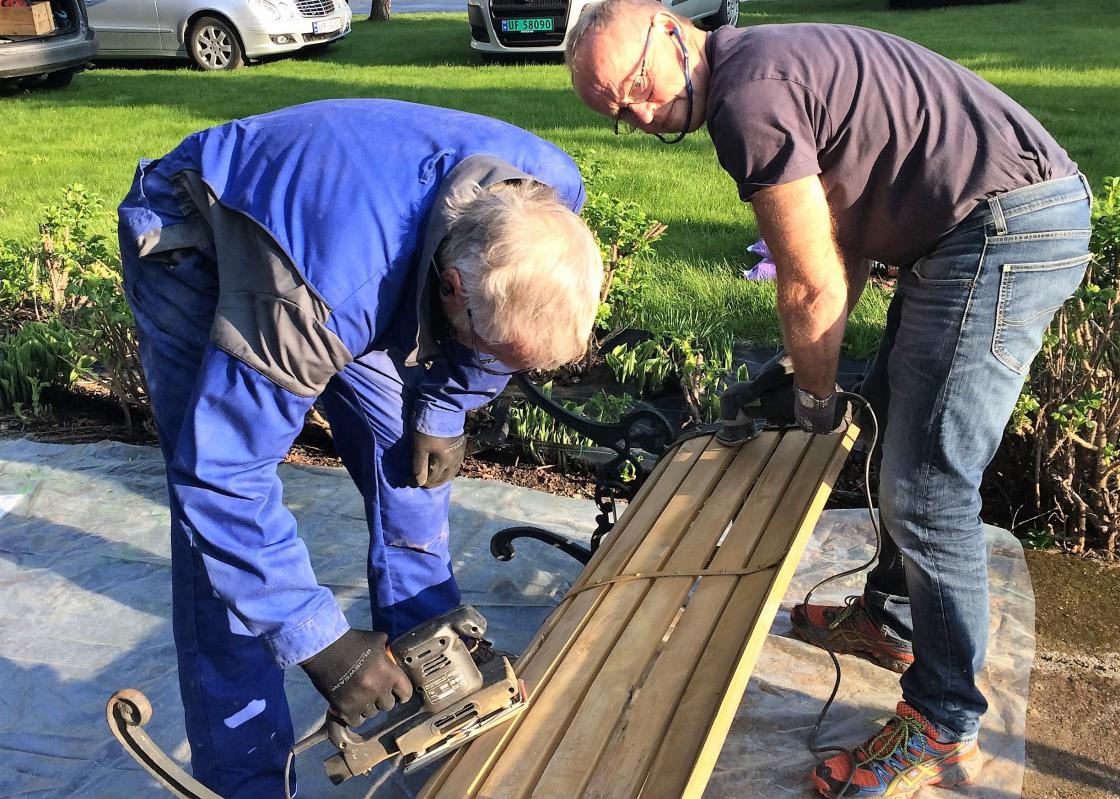 Pussing og beising av benkar og bord.