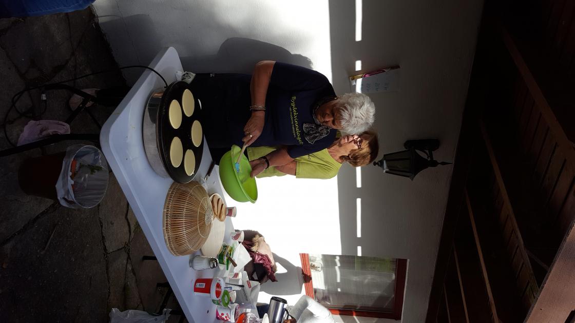 Elin Korneliussen steikte lappekake,r Toril Lyngvær solgte kaker og kaffi.