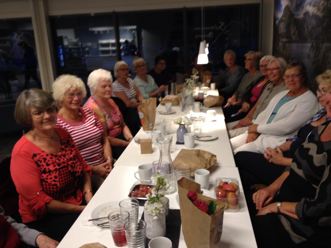 Samla rundt koseleg langbord