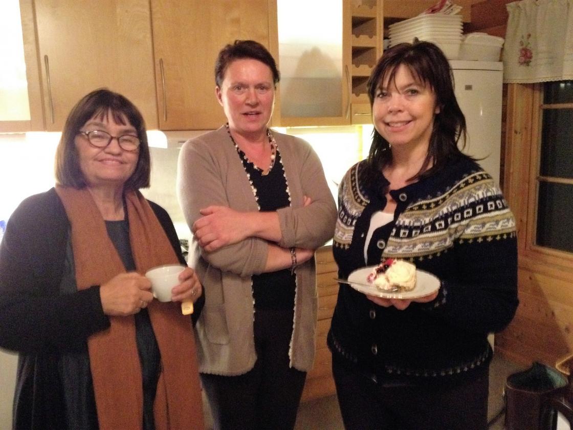 Til høgre,- Bente Skarbø som fortalde om bedrita si ,- Lykkeriet