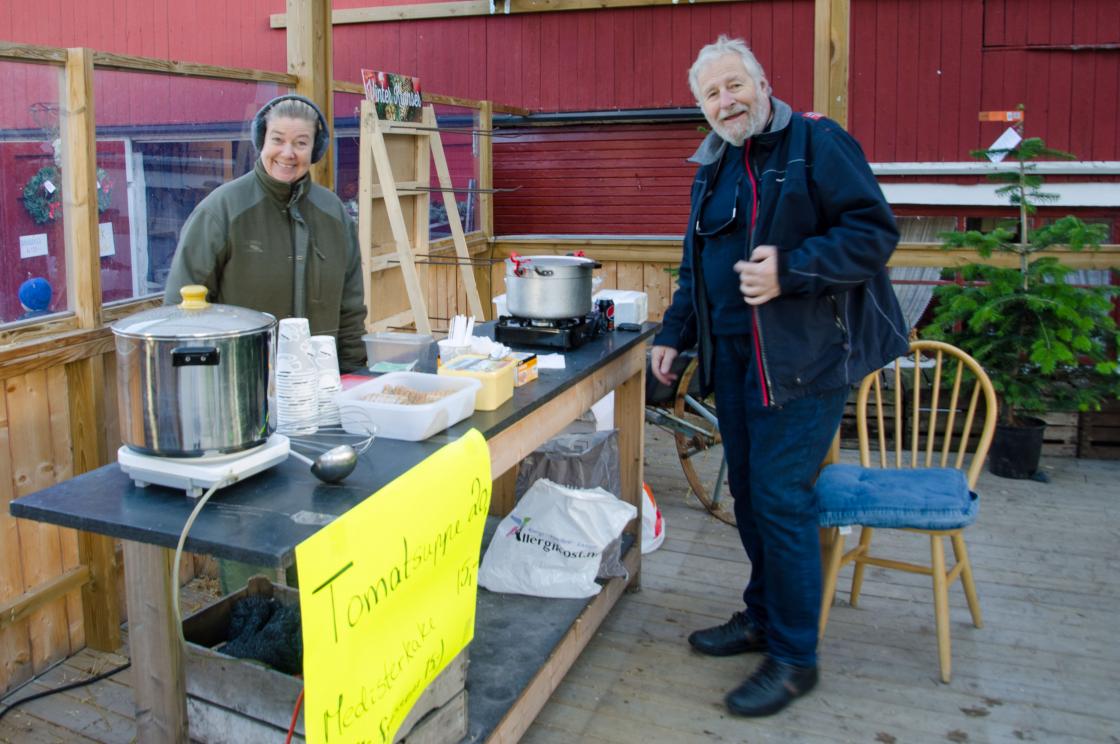 Varme medisterkaker servert på gaffel og tomatsuppe i beger, mmm