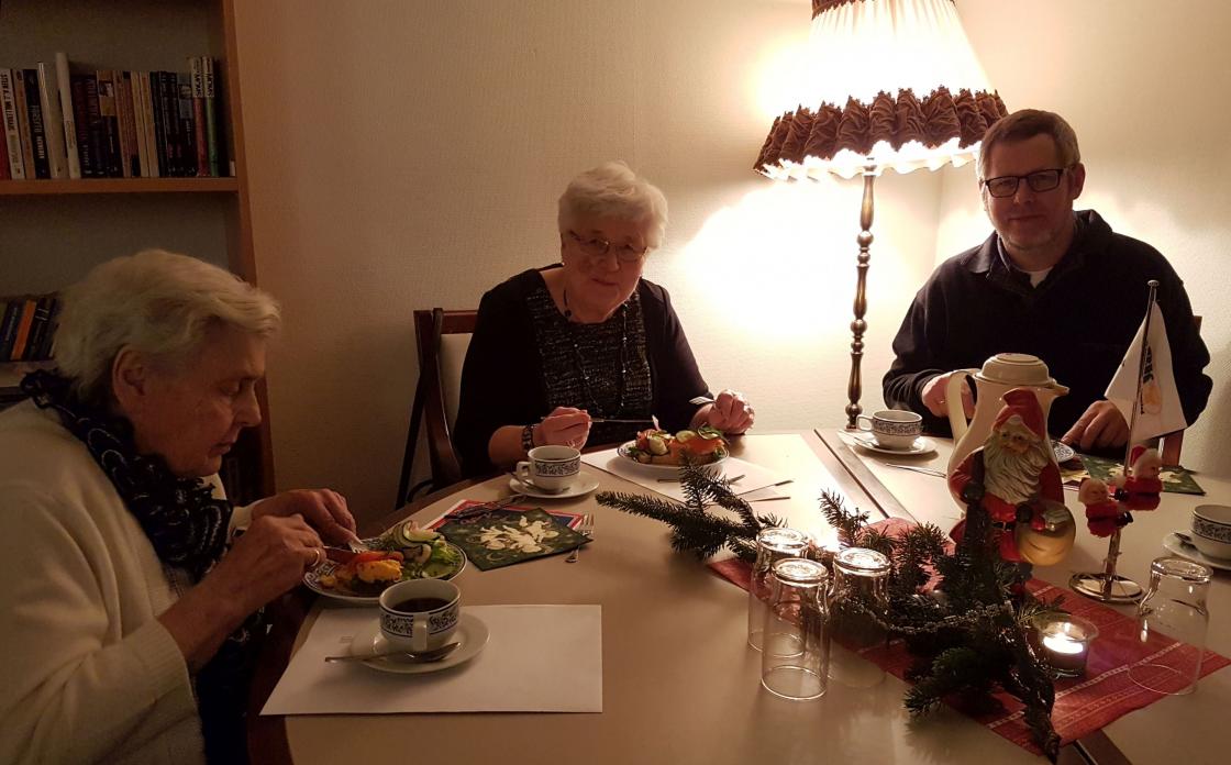 Trond Guthus i godt selskap med Berit Tronrud og Synnøve Hegg