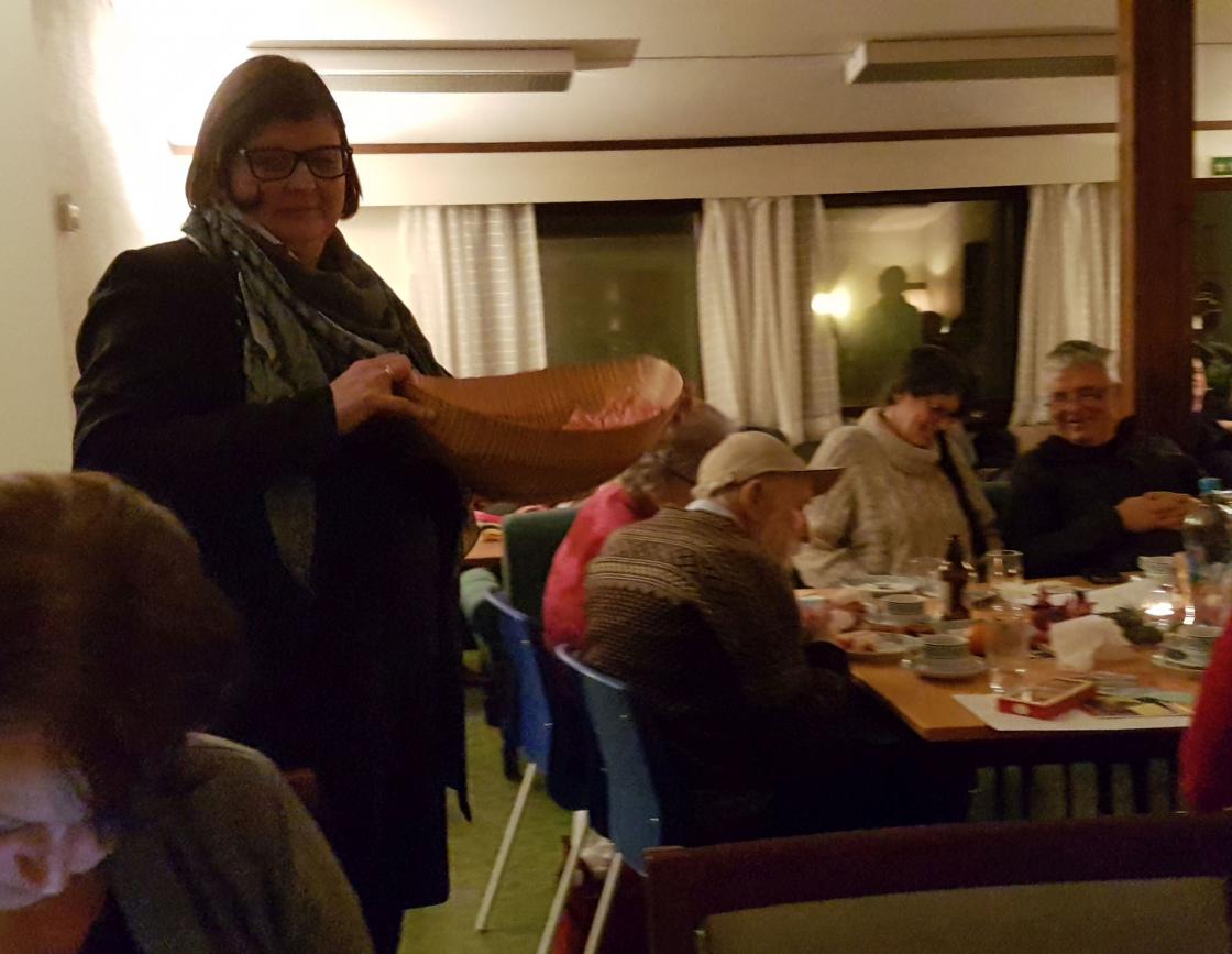 Kasserer May Synnøve Næs Engen holder styr på vinnerloddene