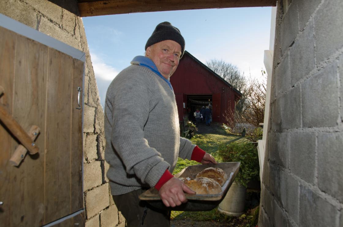 RoarTvedten, husbonden, på vei opp med ny forsyning bakerovnsbrød