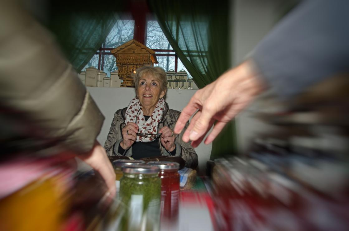 Grete K. Hassum har sin fulle hyre med å  ekspedere kundene ;)