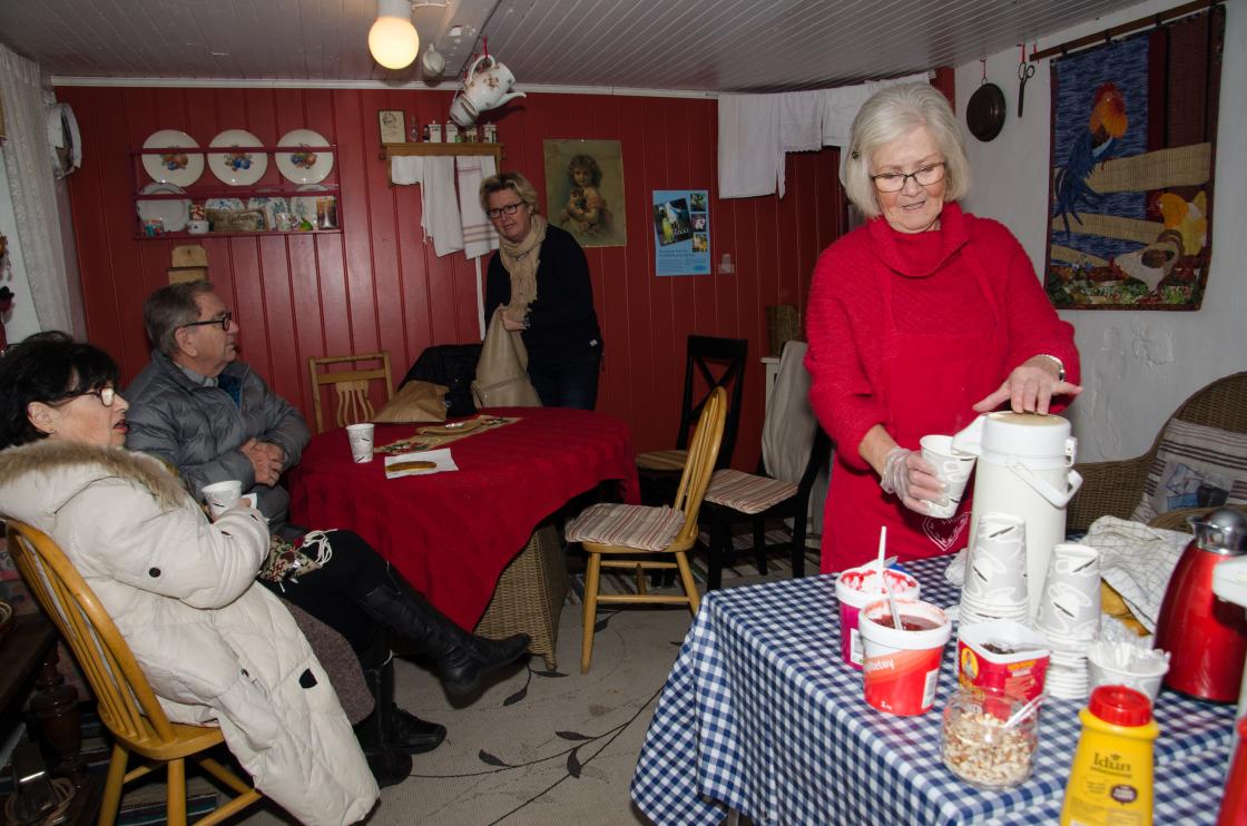 Lise Aardahl serverer på Kafe Tuppa