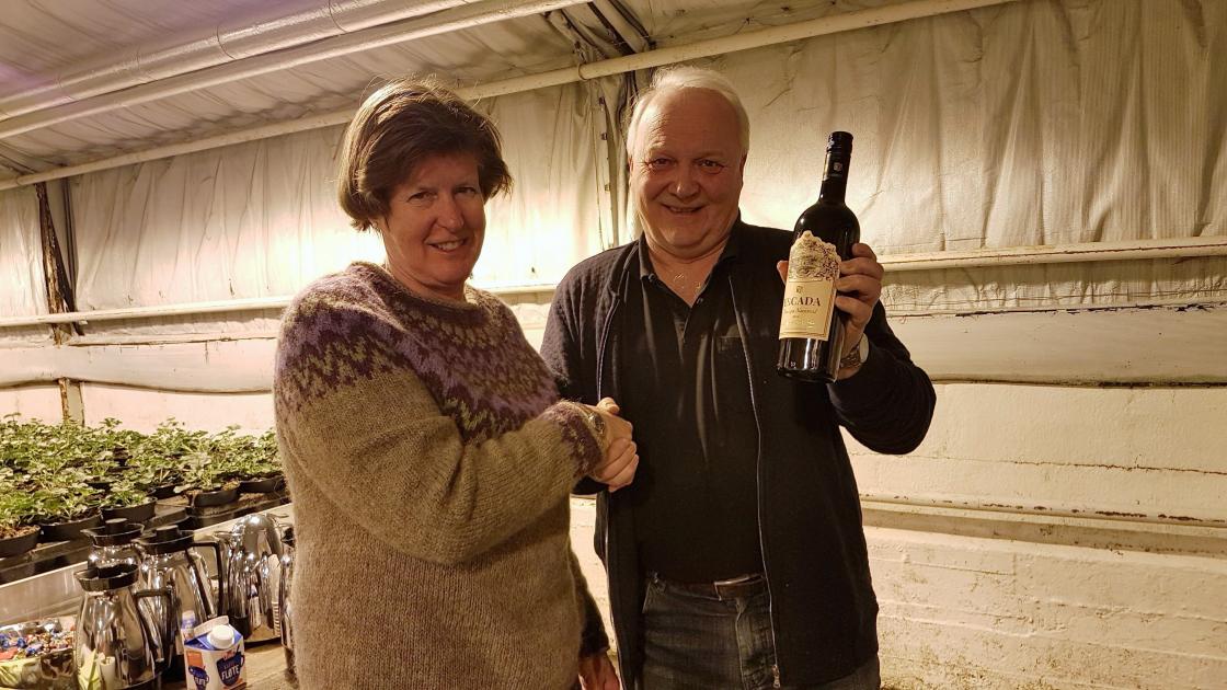 Leder Wenche Torsøe takker Geir for morsom og lærerik staudeforedrag