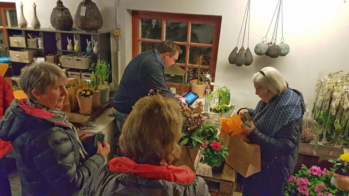 Kø for å få betalt.