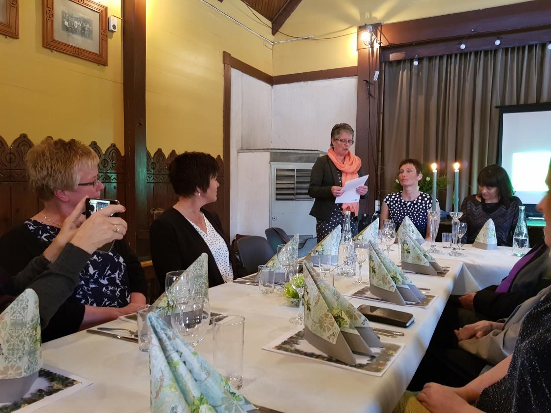 Randi F.Opheim ønska alle velkomen til fest  foto: Liv Spilde