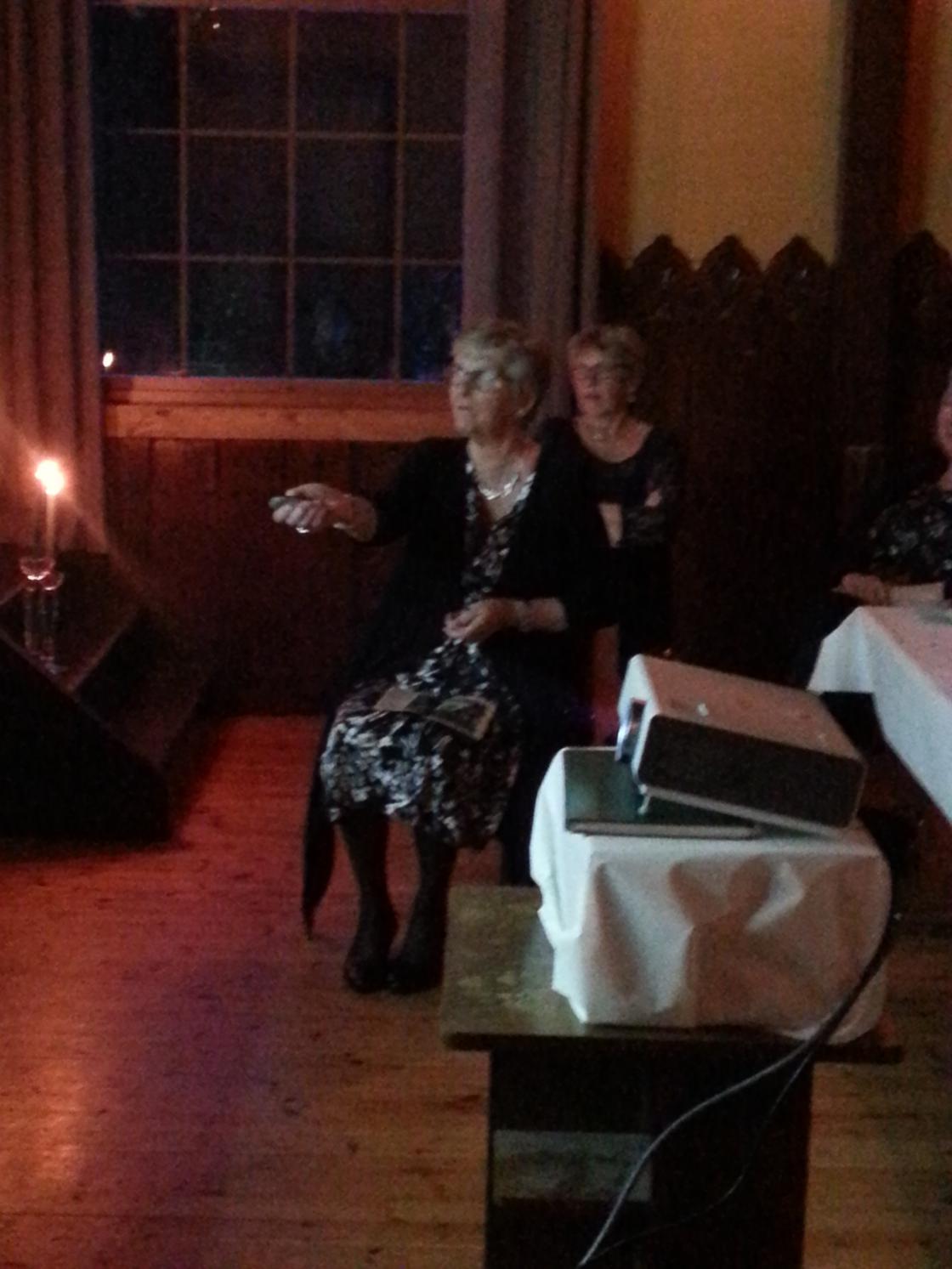 Brita Knapstad synar bilete og fortel om ulike turar og aktivitetar