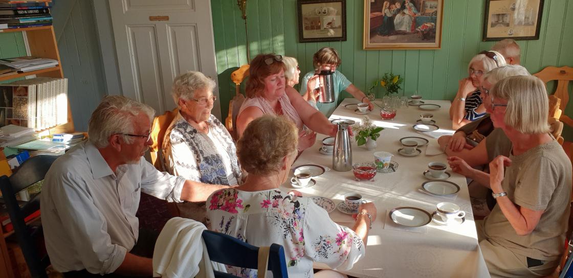 Bjørn Berge i munter samtale med bygdedamene