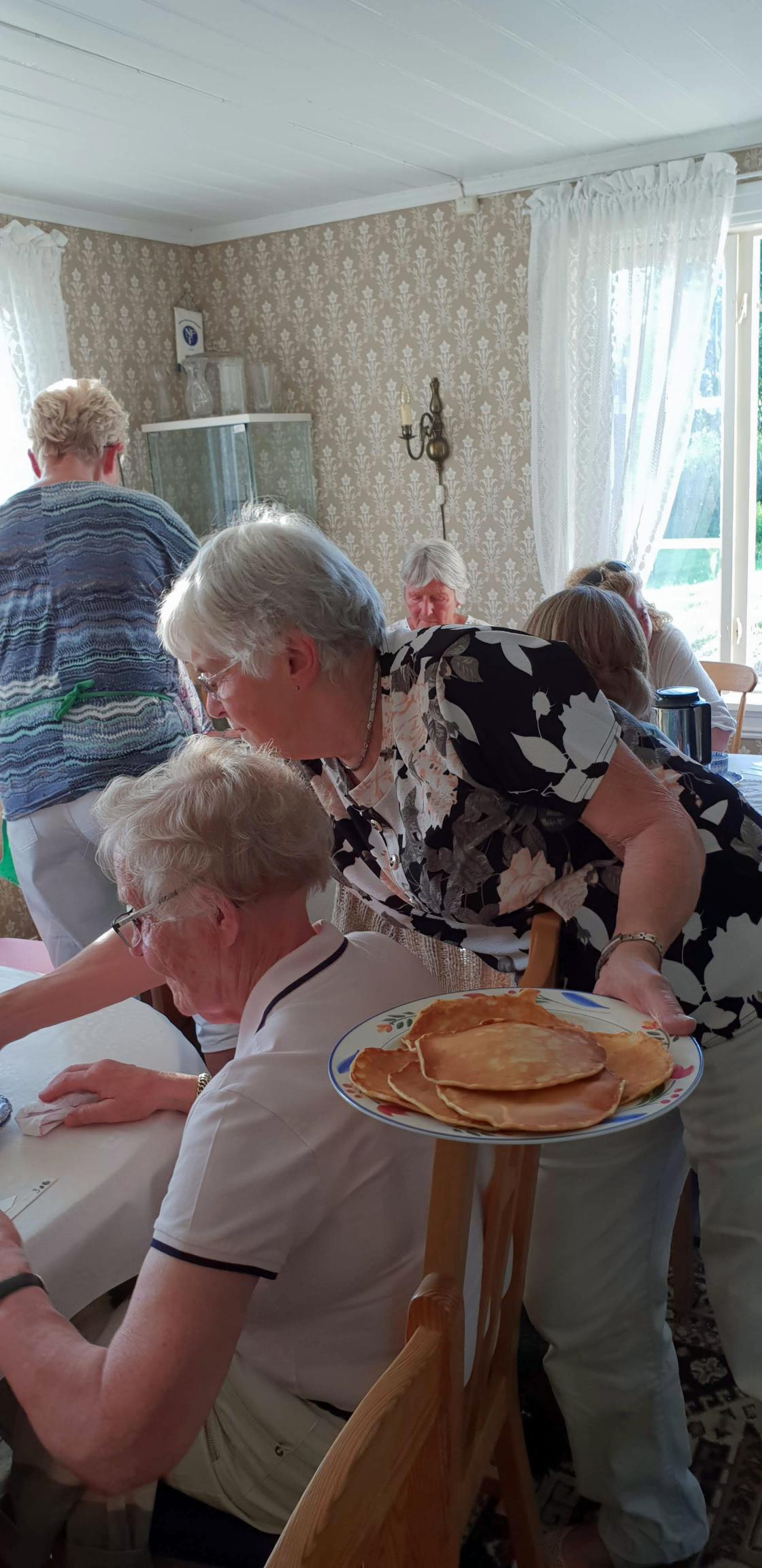 Mary Kristensen står for svelebaksten i kveld
