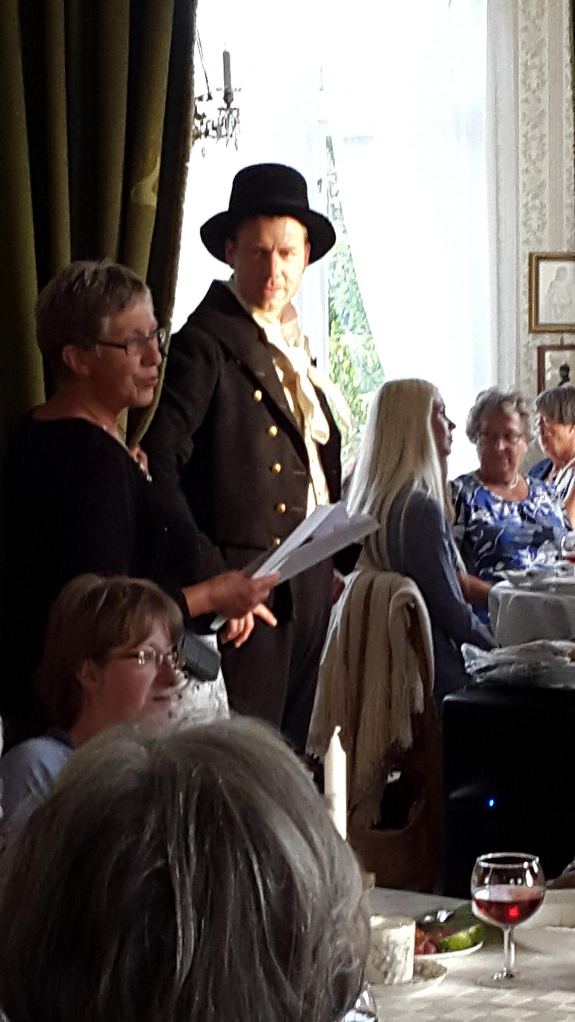 Presentasjon av Smaalenenes mannsbunad