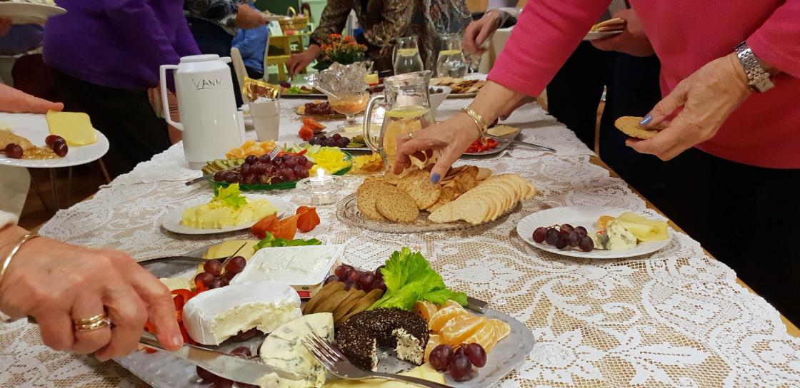 Tradisjon tro, ost og kjeks blir servert