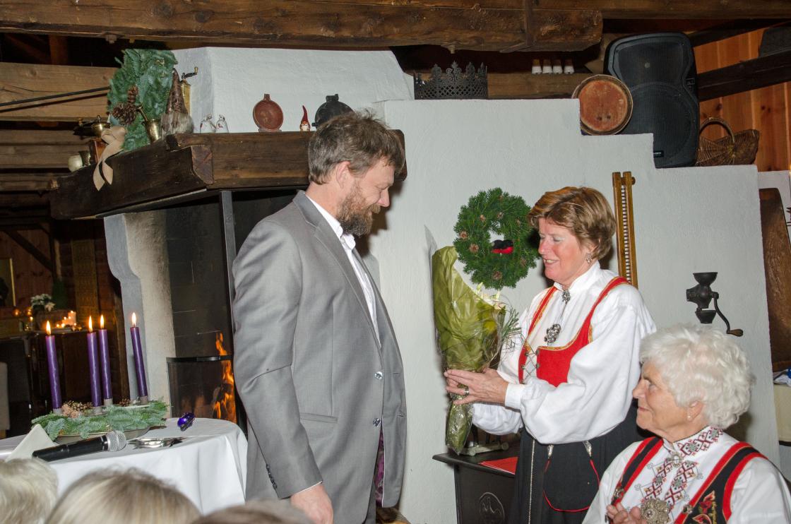 Leder i Sem Bondelag, Lars Rom takkes av Wenche for blomster og flott pengegave