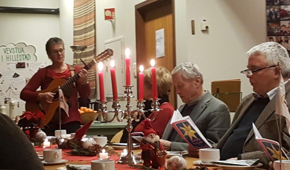 Sigrid Lian underholdt med sang og gitarspill