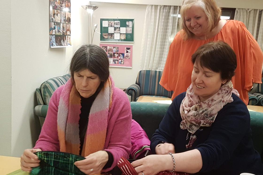 Guatemalsk håndarbeide blir tatt i øyesynav Inger Johanne Gran, Lene K Bråtejordet og bak: Heidi Lofsberg