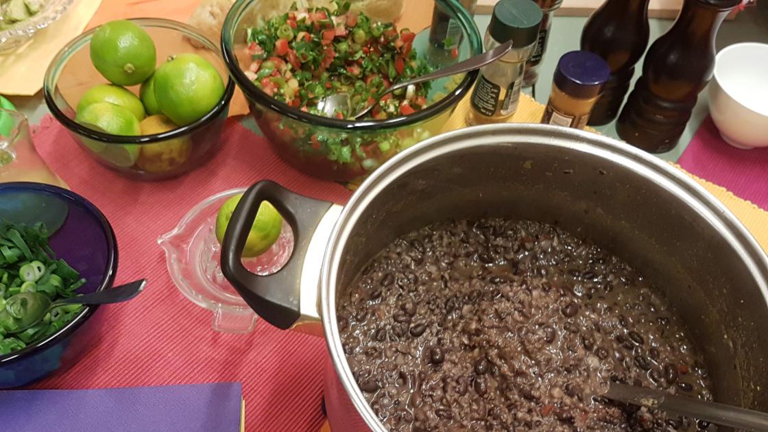 Svartbønnesuppe med fresca og rundstykker sto på menyen