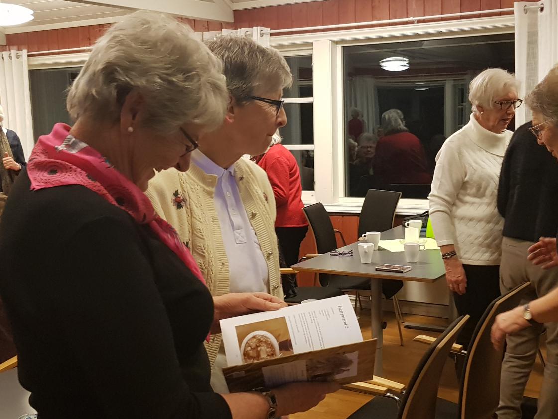 Ruth og Gunvor studerer &amp;quot;Mat med bygg&amp;quot;