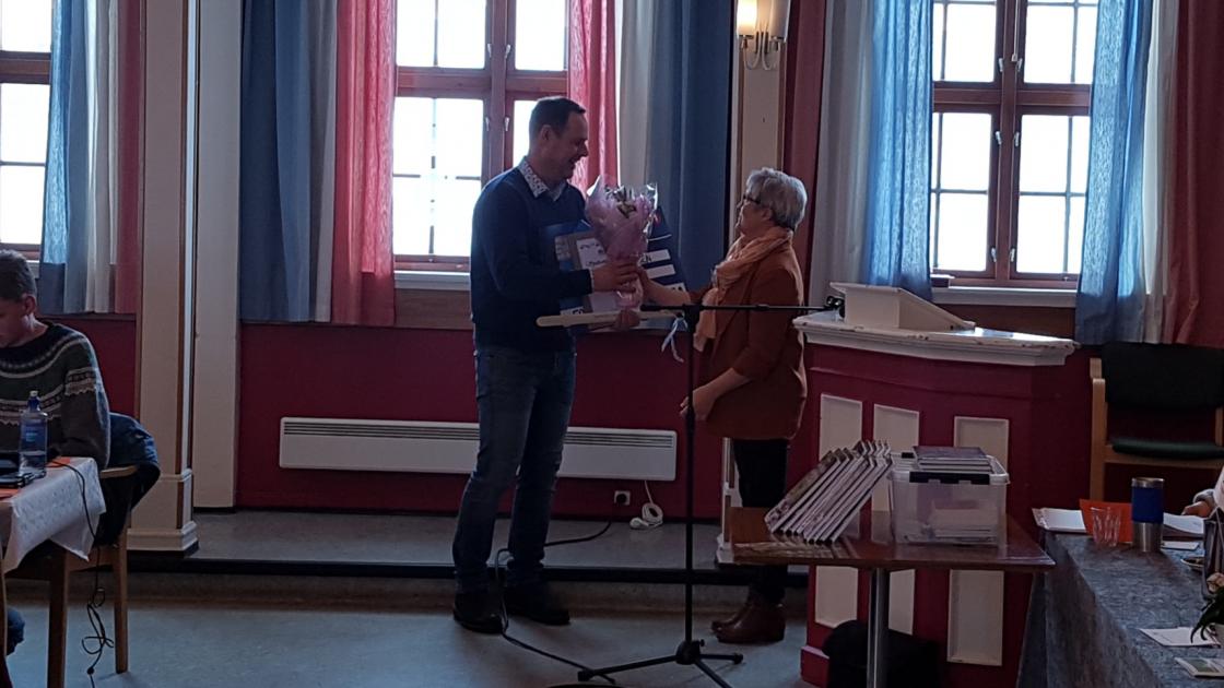 Vinneren får en sjekk på 5.000,- kr, gravert bakstefløy, diplom og blomster. Foto: Linda M. Gusland.