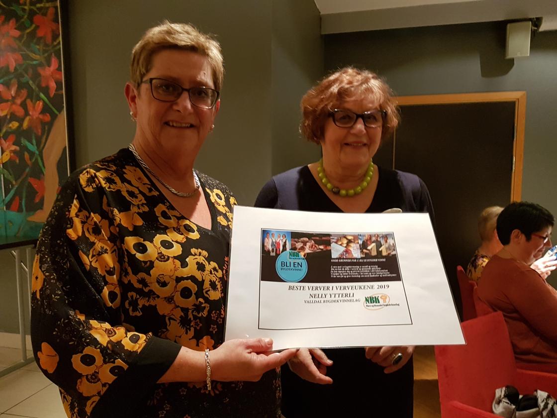 Vervepris til Nelly Ytterli. Solveig tok imot.