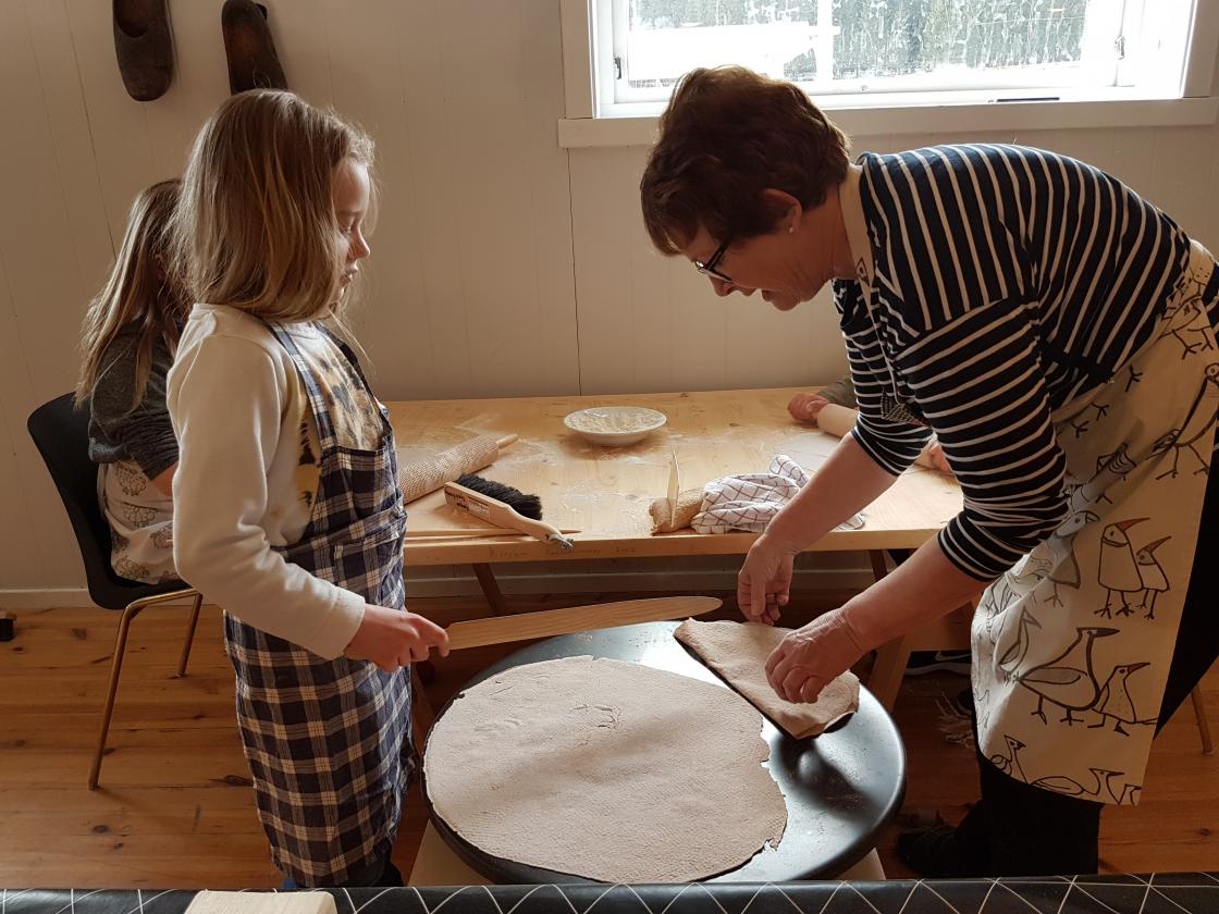 opplæring i korleis steikja flatbrød  foto: Aud-Marit Netteland